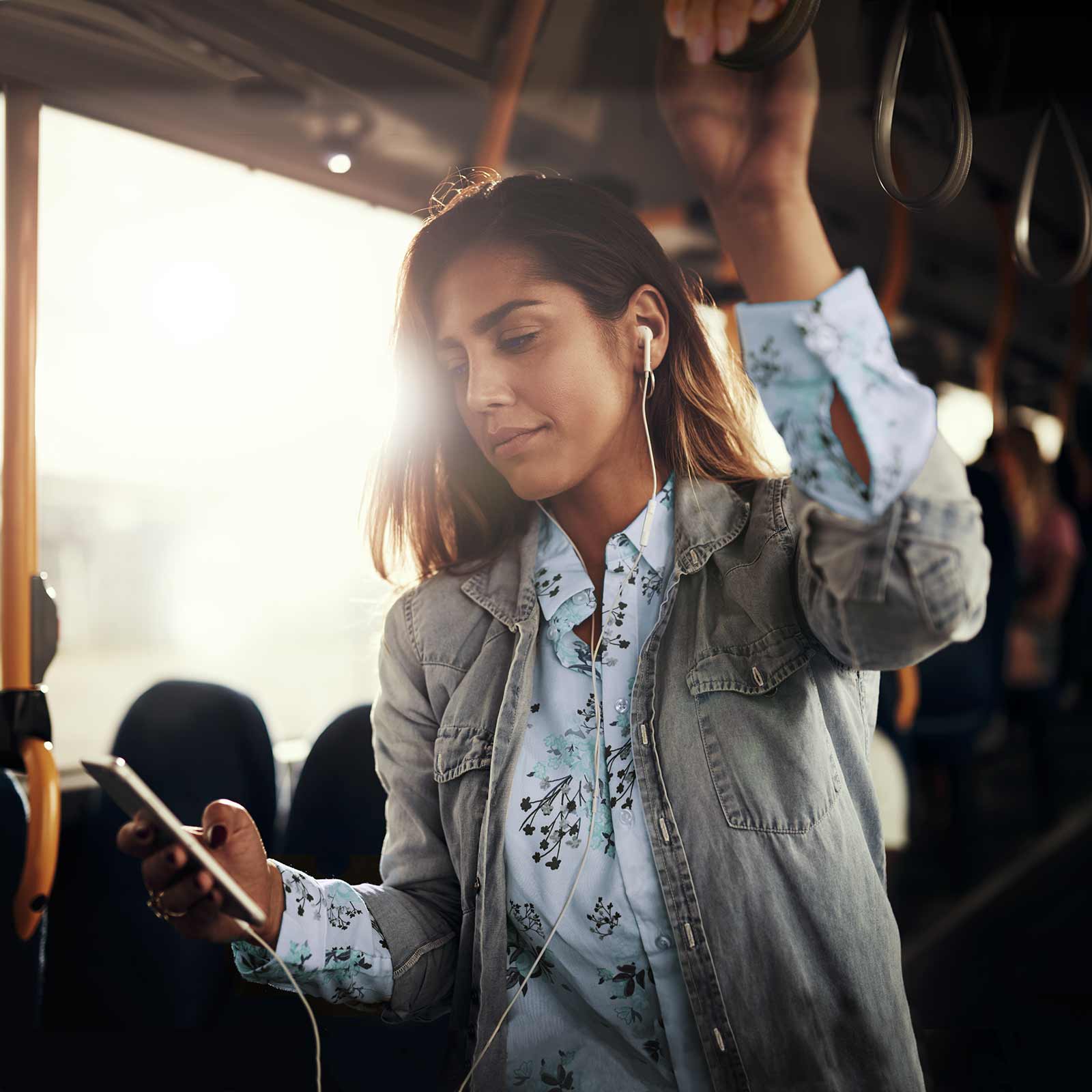 Kvinde kigger på sin smartphone