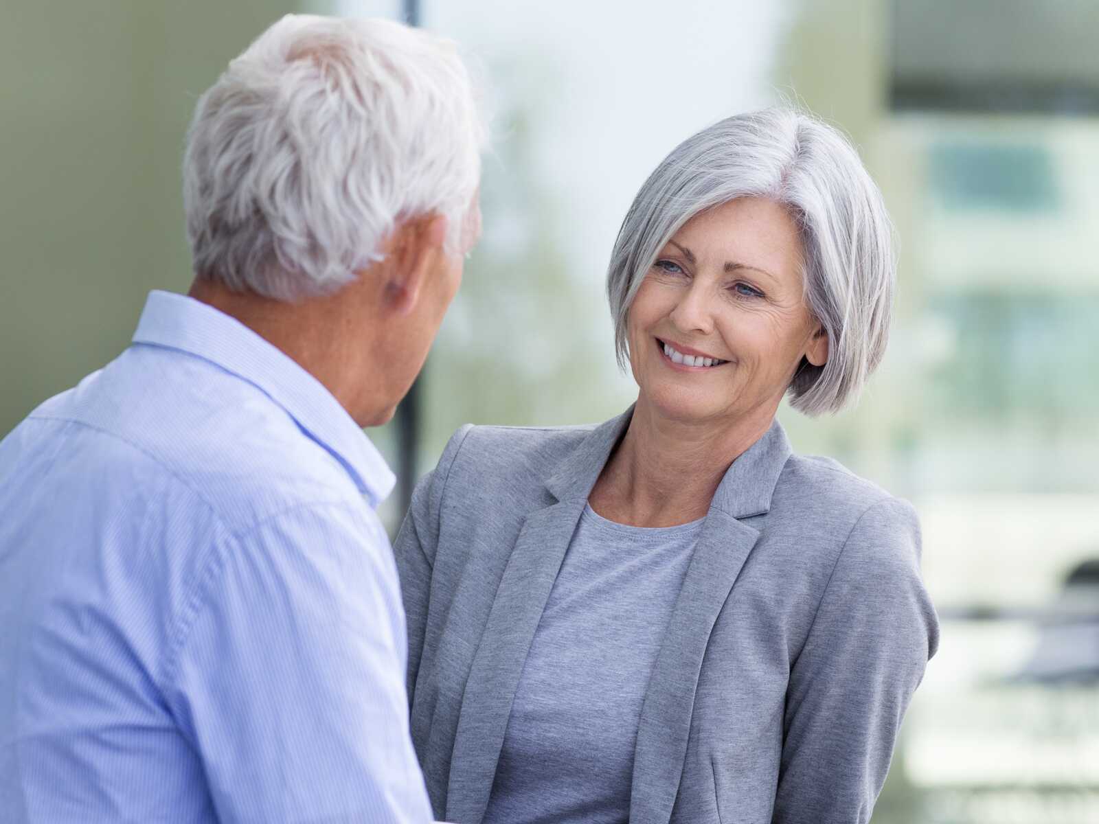 Ældre ægtepar smiler og ser hinanden i øjnene