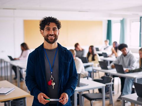 Billede af ung lærer i klasseværelse