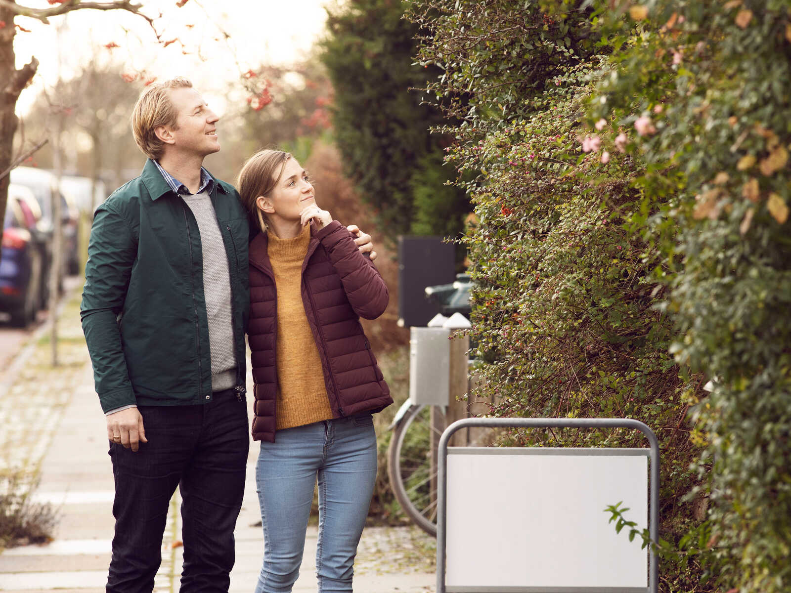 ungt par er ude og kigge på hus, det er en efterårs dag og de ser meget spændte ud