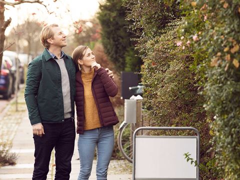 ungt par er ude og kigge på hus, det er en efterårs dag og de ser meget spændte ud