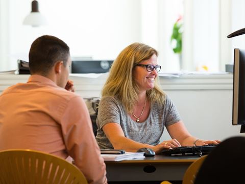 Billede af rådgiver og kunde i rådgivningsmøde