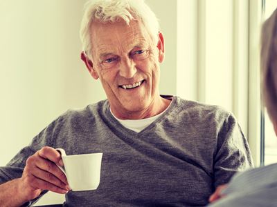 Ældre mand med kaffekop