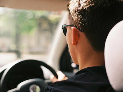 Mand kører bil Mand kører bil