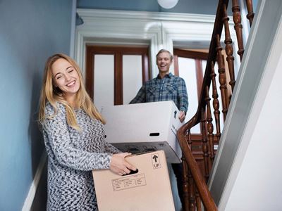 To unge mennesker med flyttekasser