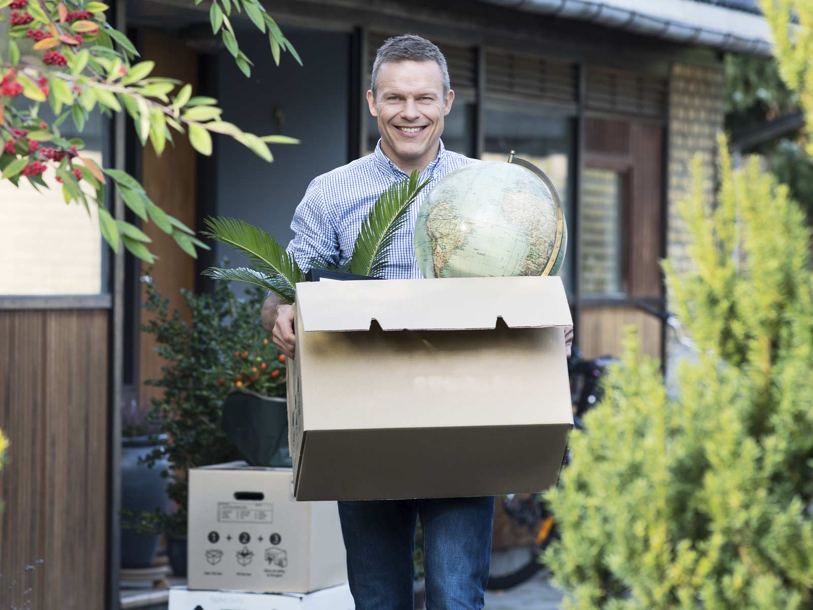 Mand med flyttekasse