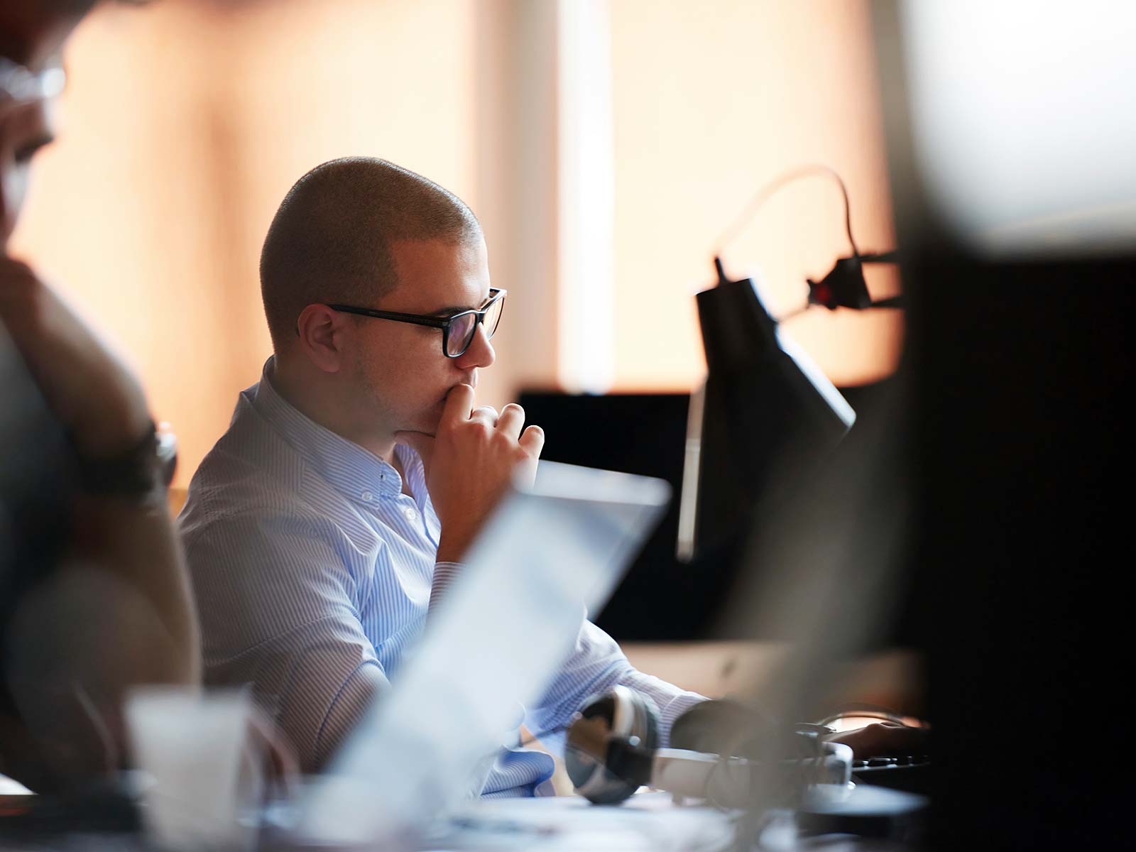 Mand sidder ved skærm