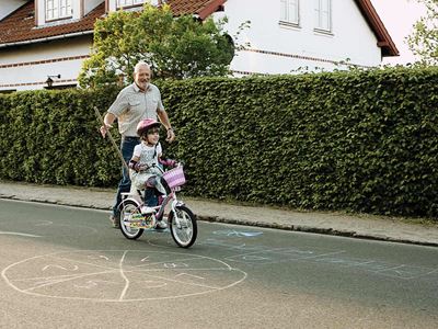 Bedstefar og barnebarn øver med cykel