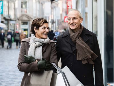 To seniorer på shopping