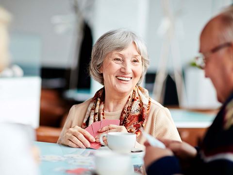 Seniorer spiller kort