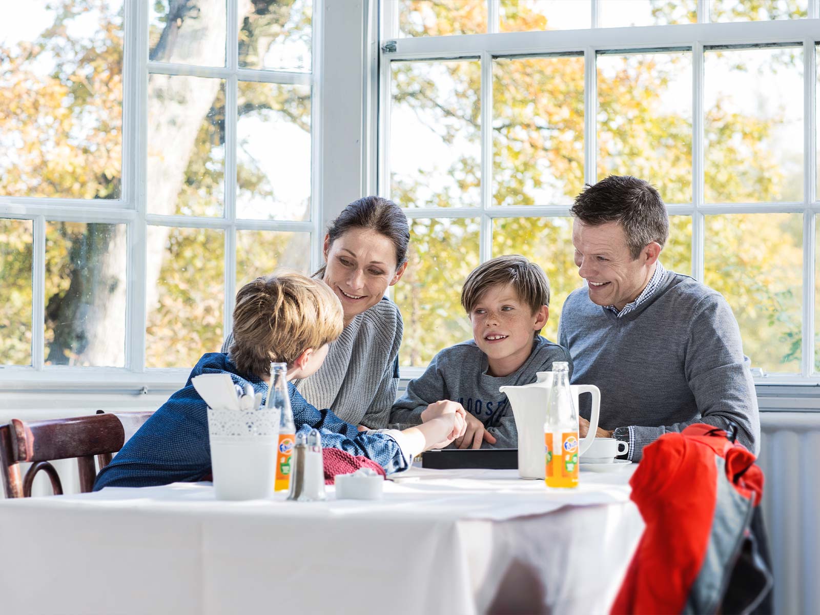 Familie på skovcafé