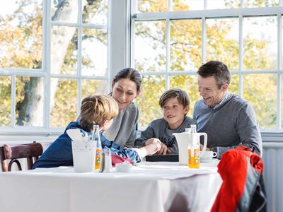 Familie på skovcafé