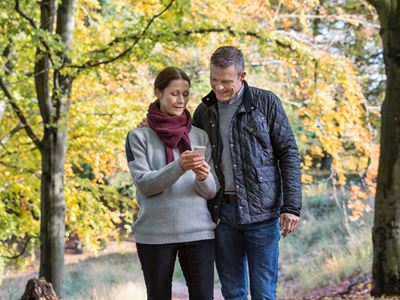 Par i skoven med mobil