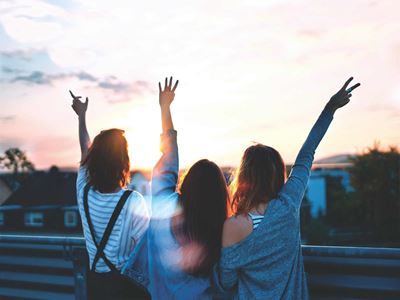 Tre unge i solnedgang