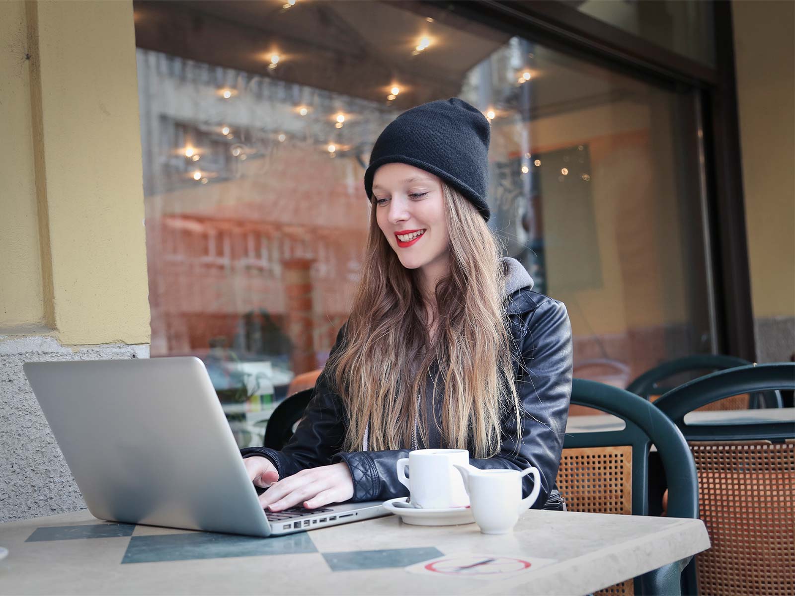 Ung kvinde med computer