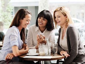 Tre kvinder på café