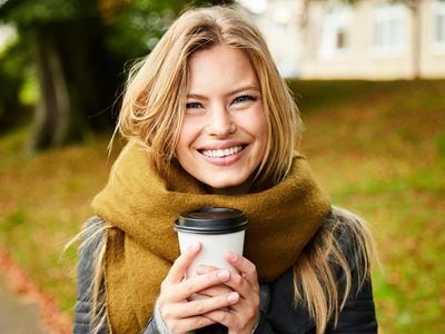 Ung kvinde med kaffe