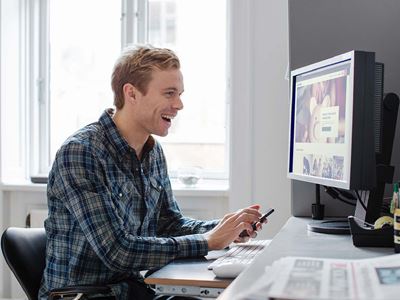 Ung mand ved PC