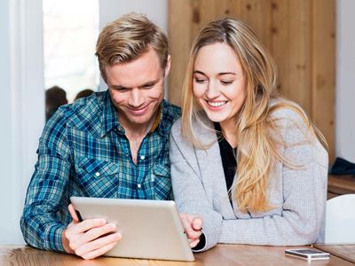 Ungt par med tablet