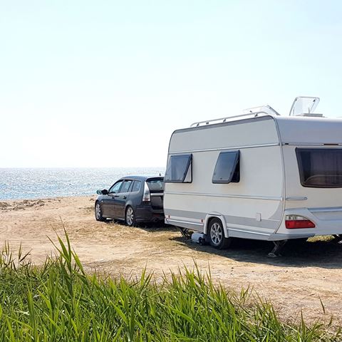 Campingvogn-ved-vand