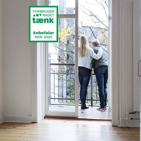Tænk Anbefaler andelsbolig - et par står på altanen i deres kommende bolig.