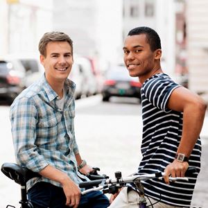 To unge mænd står ved deres cykler