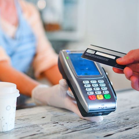 Betaling med kontaktløs kortlæsning i en kaffebar.