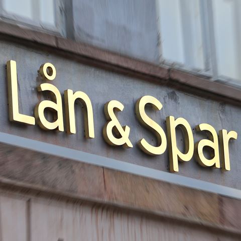 Bankskilt med navnet 'Lån & Spar' på en bygning.