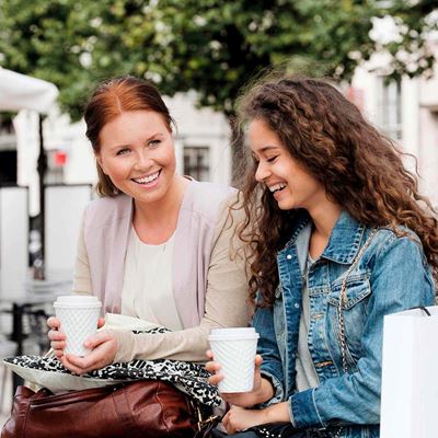 To unge kvinder drikker kaffe