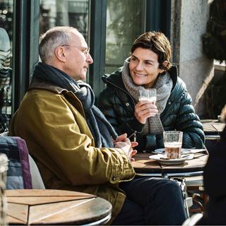 To seniorer på fortovscafé