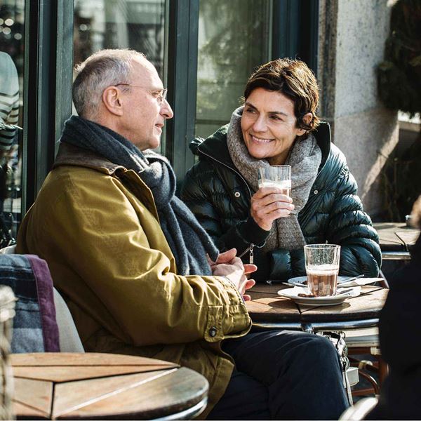 To seniorer på fortovscafé