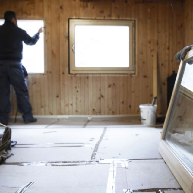 Mand renoverer hus