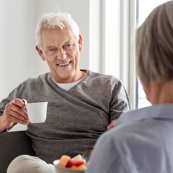 Senior mand drikker kaffe