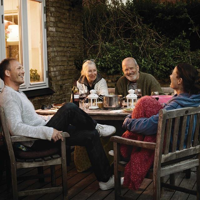 Familie spiser udenfor