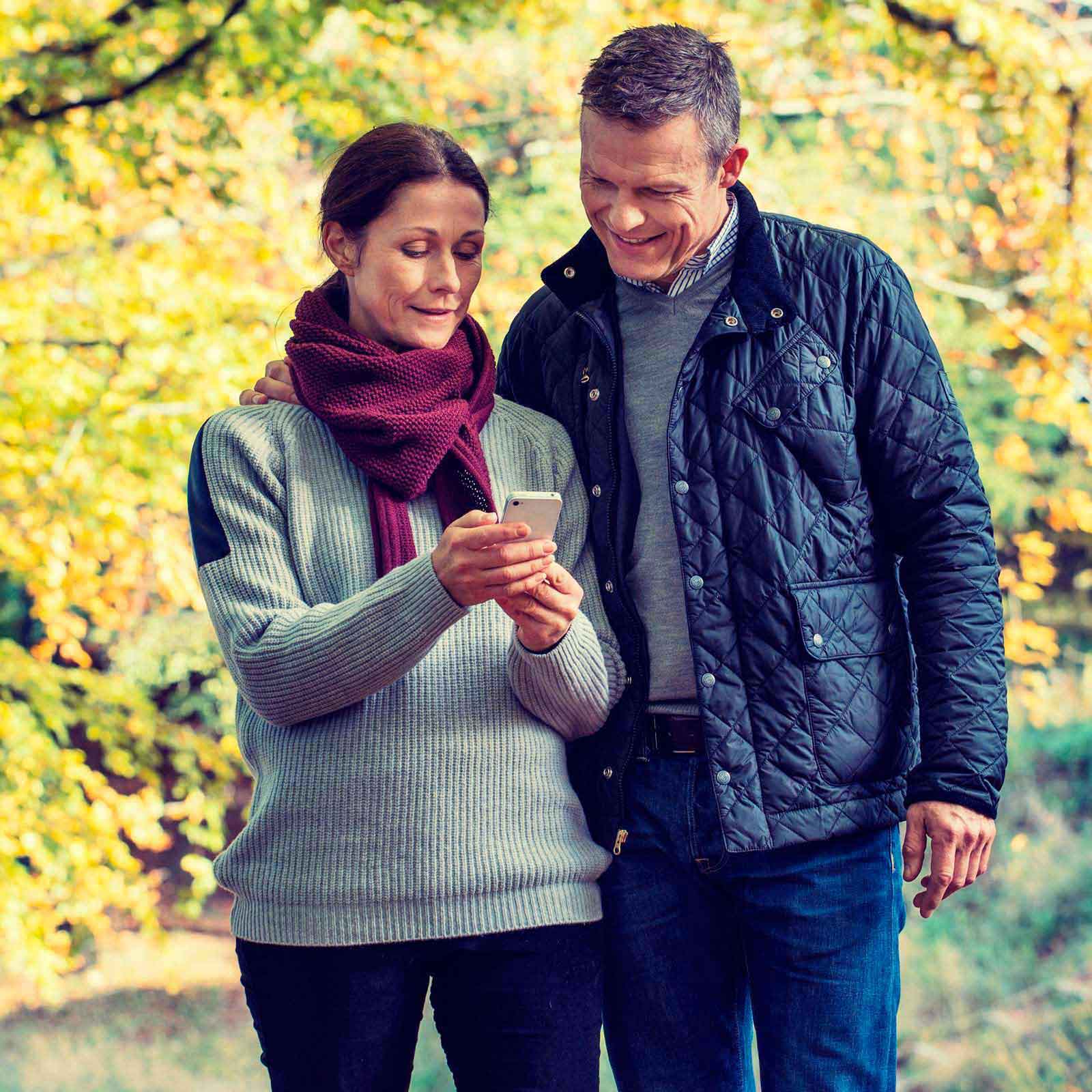 Par i skoven med mobil