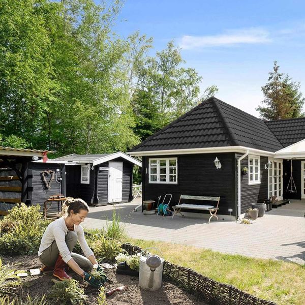 Kvinde i sommerhus
