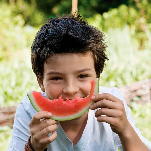 Dreng spiser vandmelon