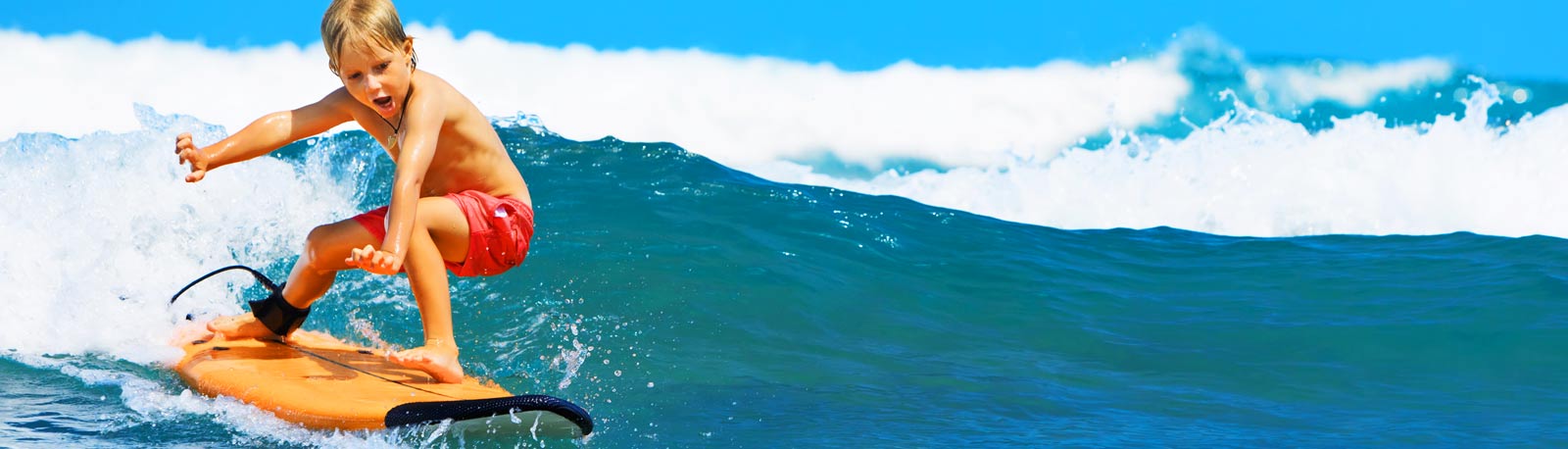 dreng-paa-surfbraet