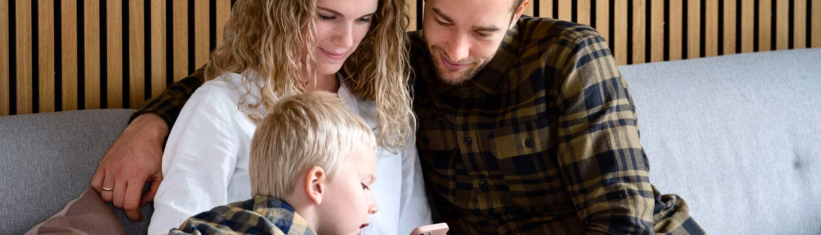 Familie kigger på mobiltelefon