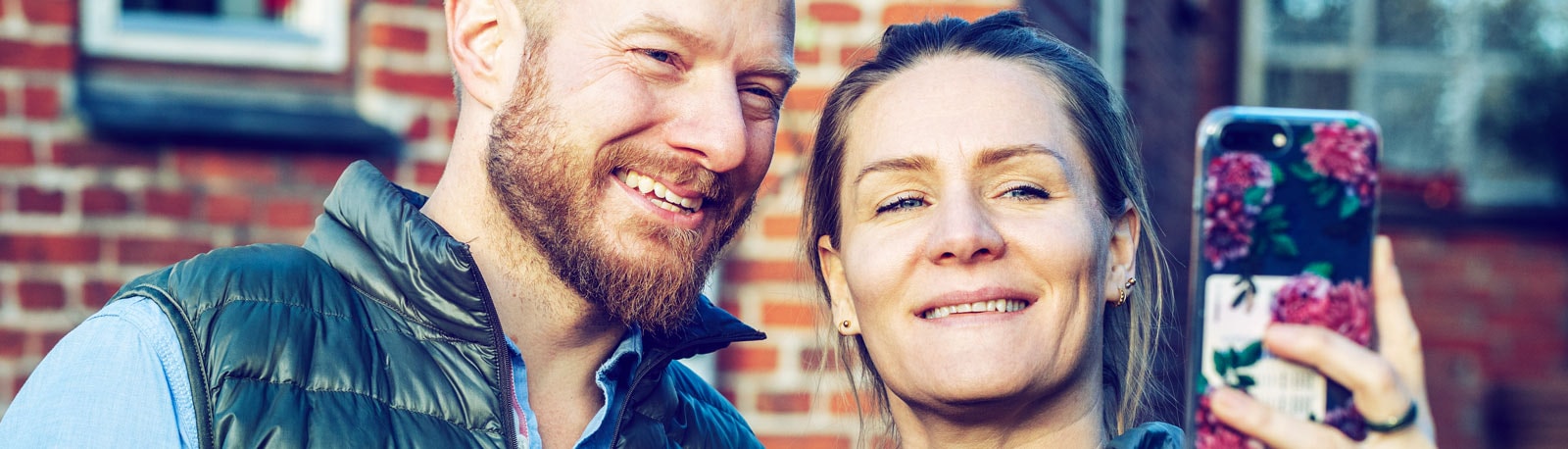 Mennesker foran hus