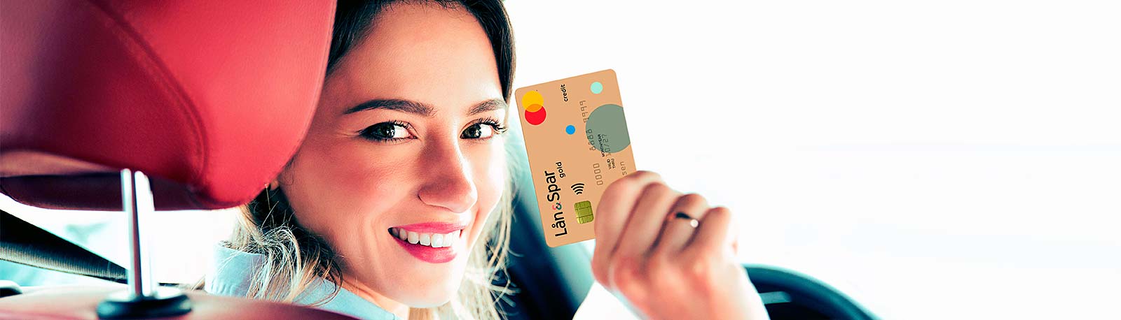 Kvinde med MasterCard i hånden.