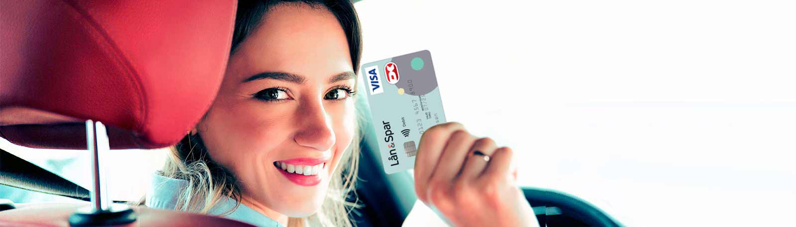 Ung kvinde med Visa kort
