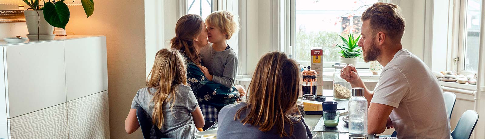 Familie ved morgenbord