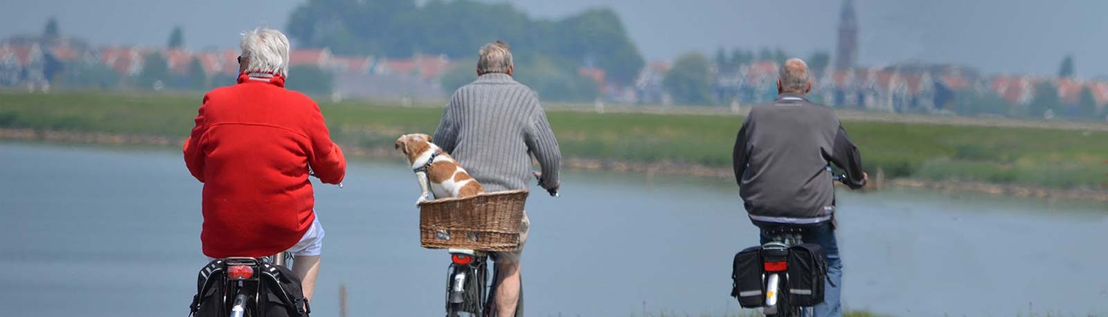 Tre seniorer på cykel