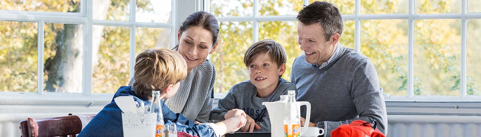 Familie på skovcafé