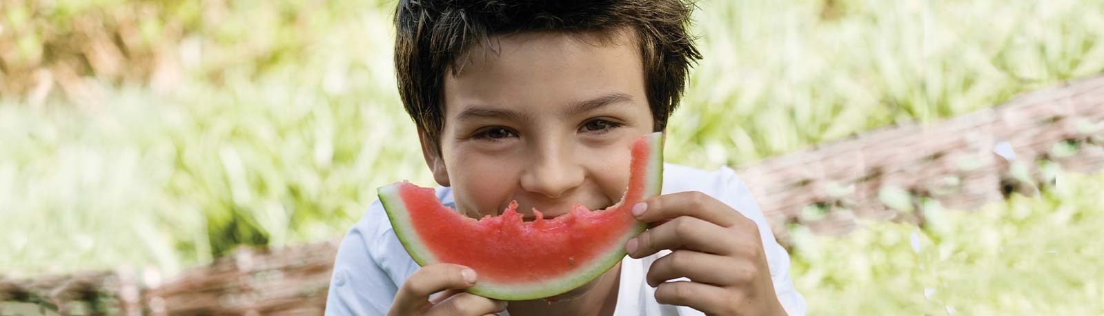 Dreng spiser vandmelon