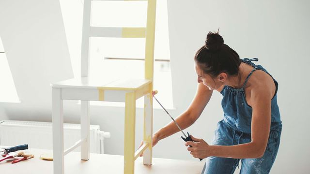 Kvinde maler stol