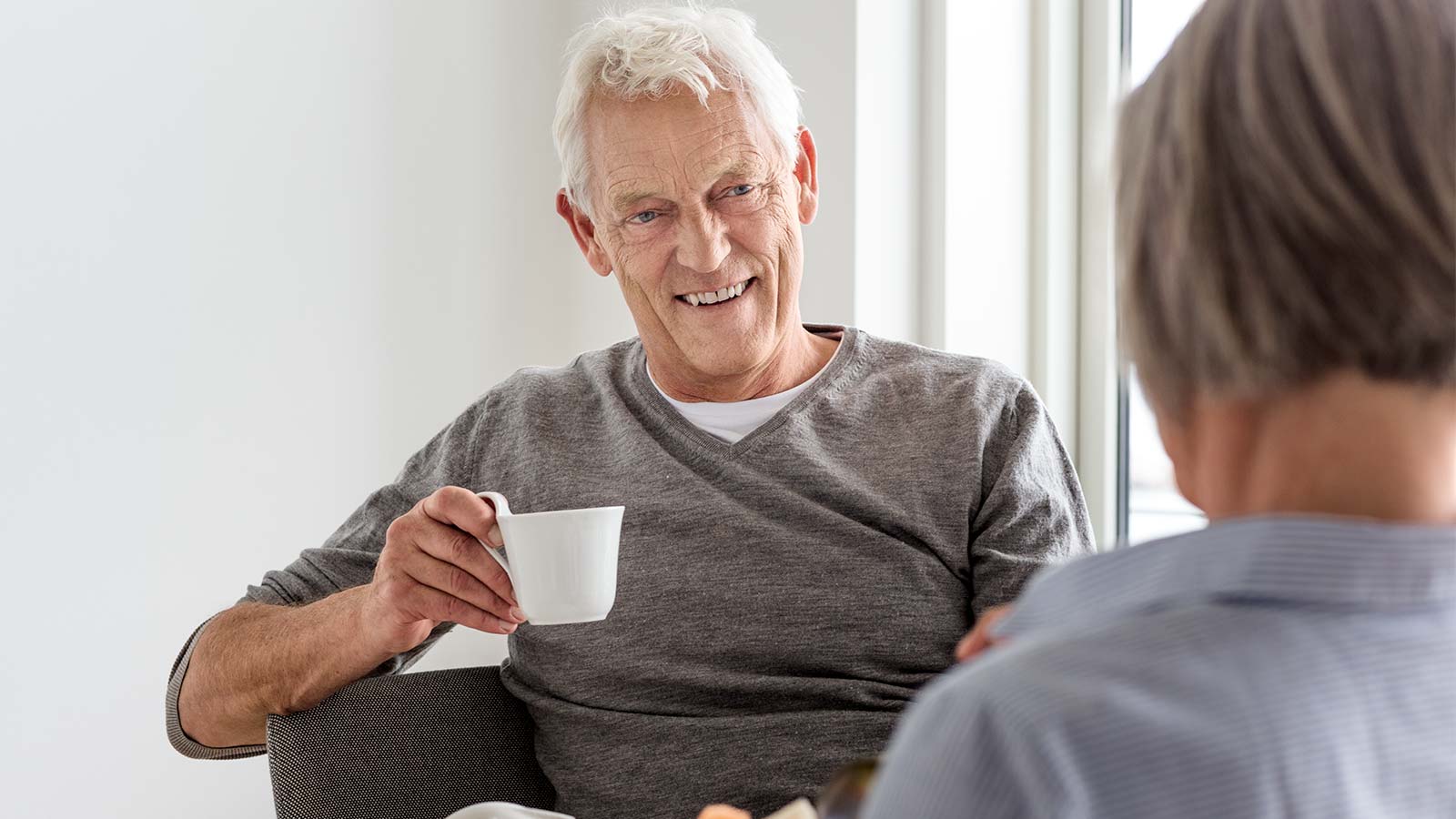 Senior mand drikker kaffe