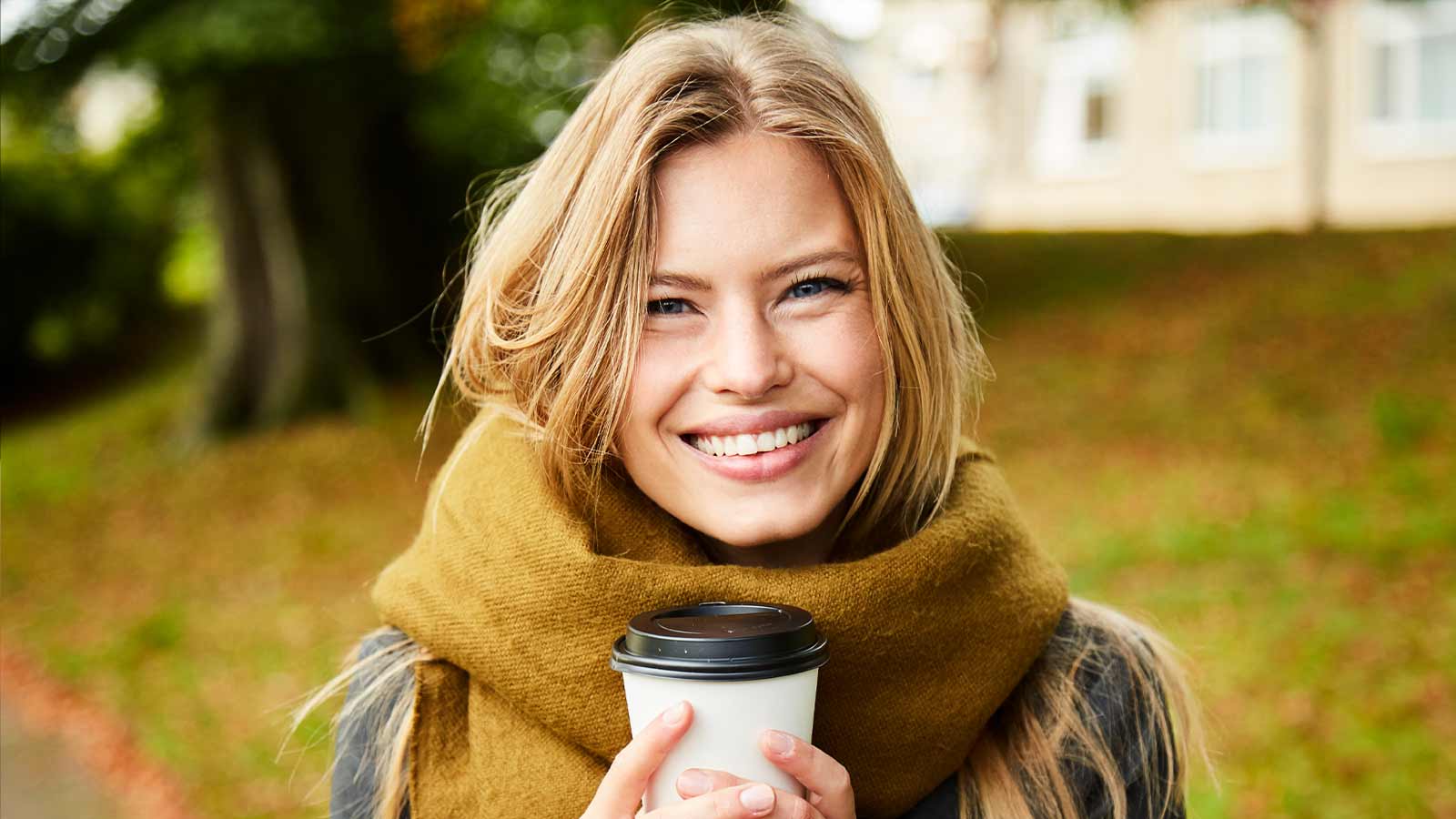 Ung kvinde med kaffe