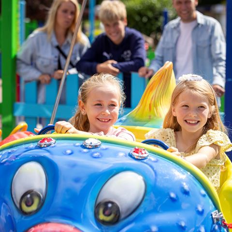 To børn i forlystelse i Sommerland Sjælland
